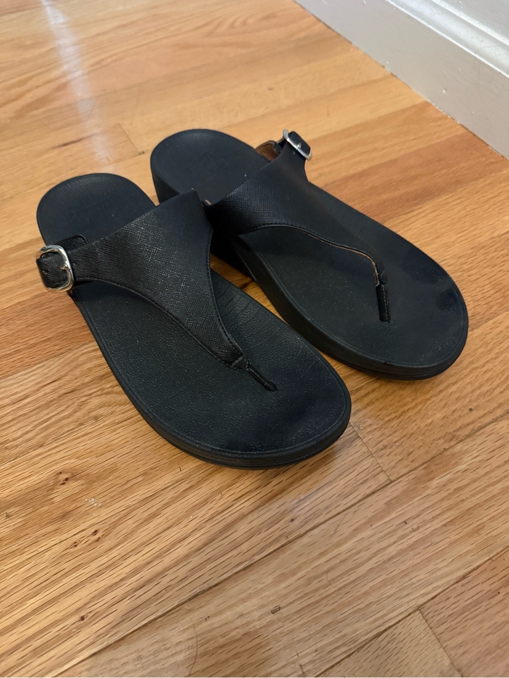 Fitflop Black Leather Thong Sandals with Buckle